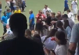 Imagen de la tangana que se formó sobre el sintético del Juan Guedes, en Tamaraceite.