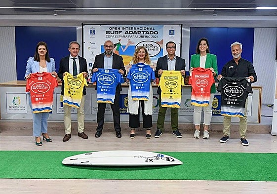 Foto de familia durante la presentación.