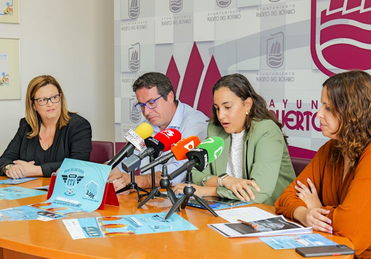 Daniela Plotegher, el alcalde David de Vera, Carmen Umpiérrez y la edil Tacoremi Gutiérrez.