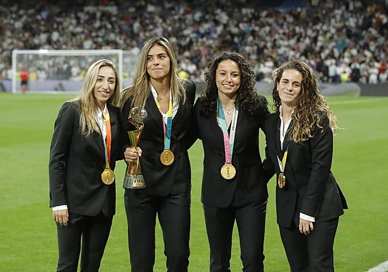 Las jugadoras de la selección española de fútbol ganadora del Mundial, Olga Carmona, la grancanaria Misa Rodríguez, Ivana Andrés y Tere Abelleira muestran la Copa del Mundo conquistada en Oceanía.