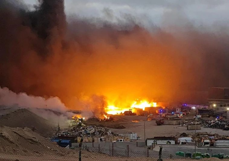 Las imágenes del incendio en el vertedero de Zonzamas