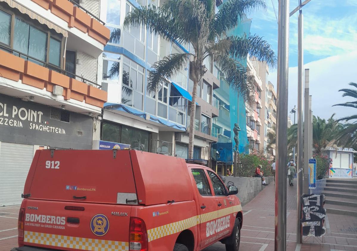 Imagen principal - Cuatro personas asistidas por inhalación de humo tras el incendio en una vivienda de la capital grancanaria