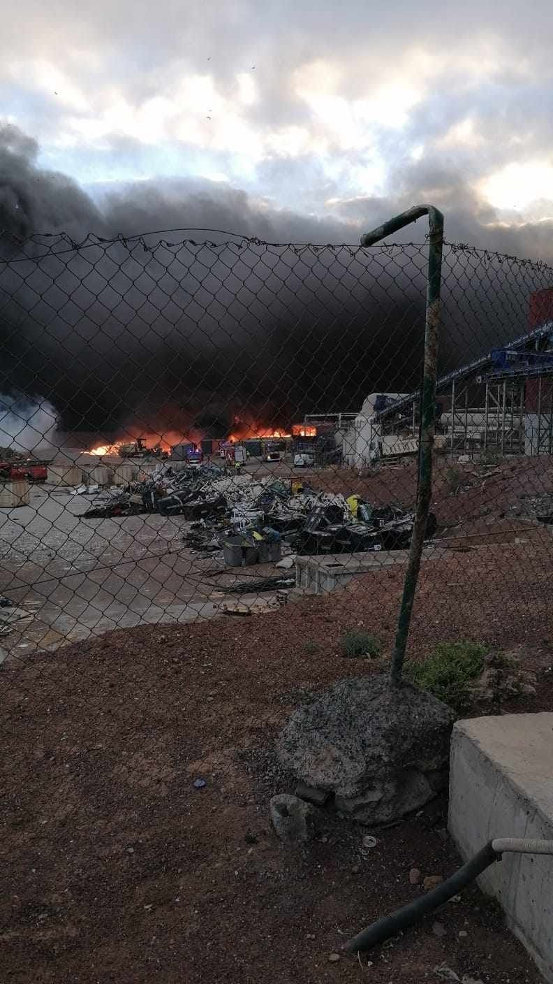Las imágenes del incendio en el vertedero de Zonzamas