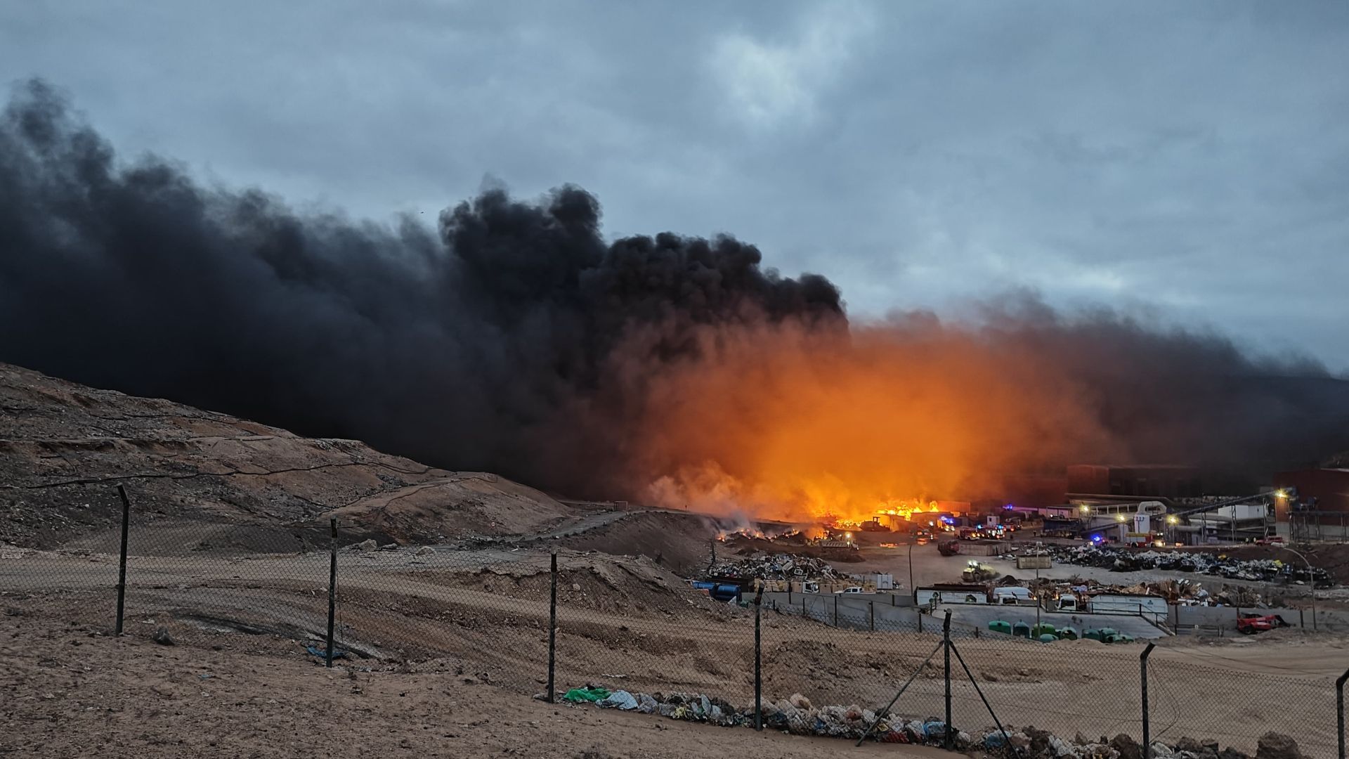 Las imágenes del incendio en el vertedero de Zonzamas