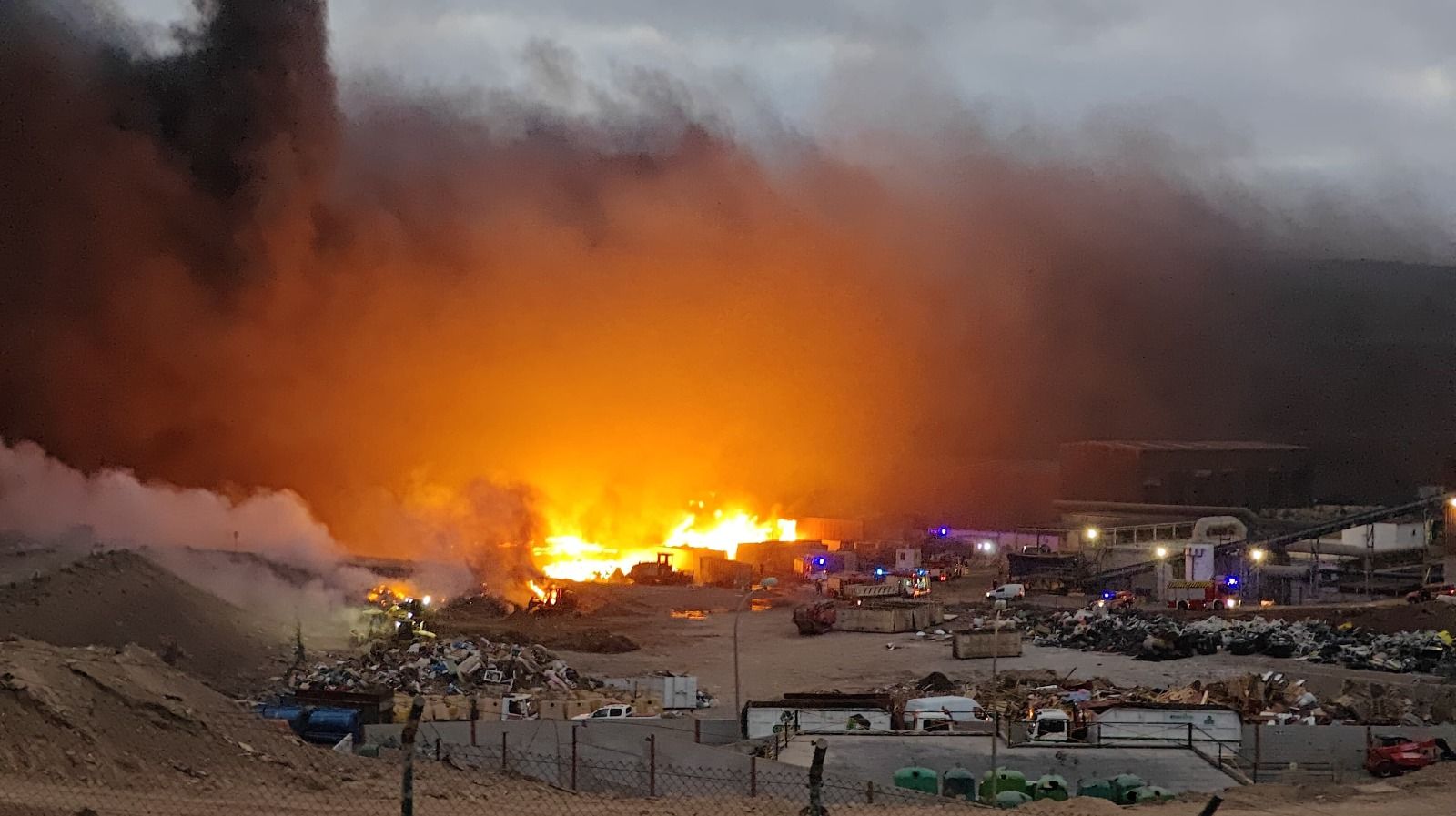 Las imágenes del incendio en el vertedero de Zonzamas