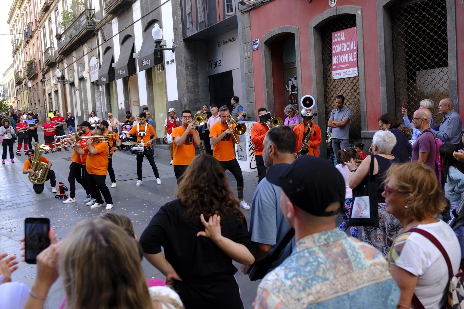 Música y alegría en el Pasacalles del Festival Canariona