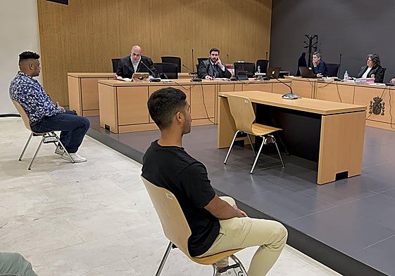 Los dos acusados, en primer término, durante la segunda y última sesión de este juicio.