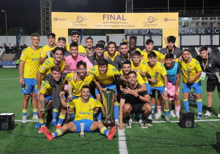 Celebración de Las Palmas Atlético con la copa de campeones.
