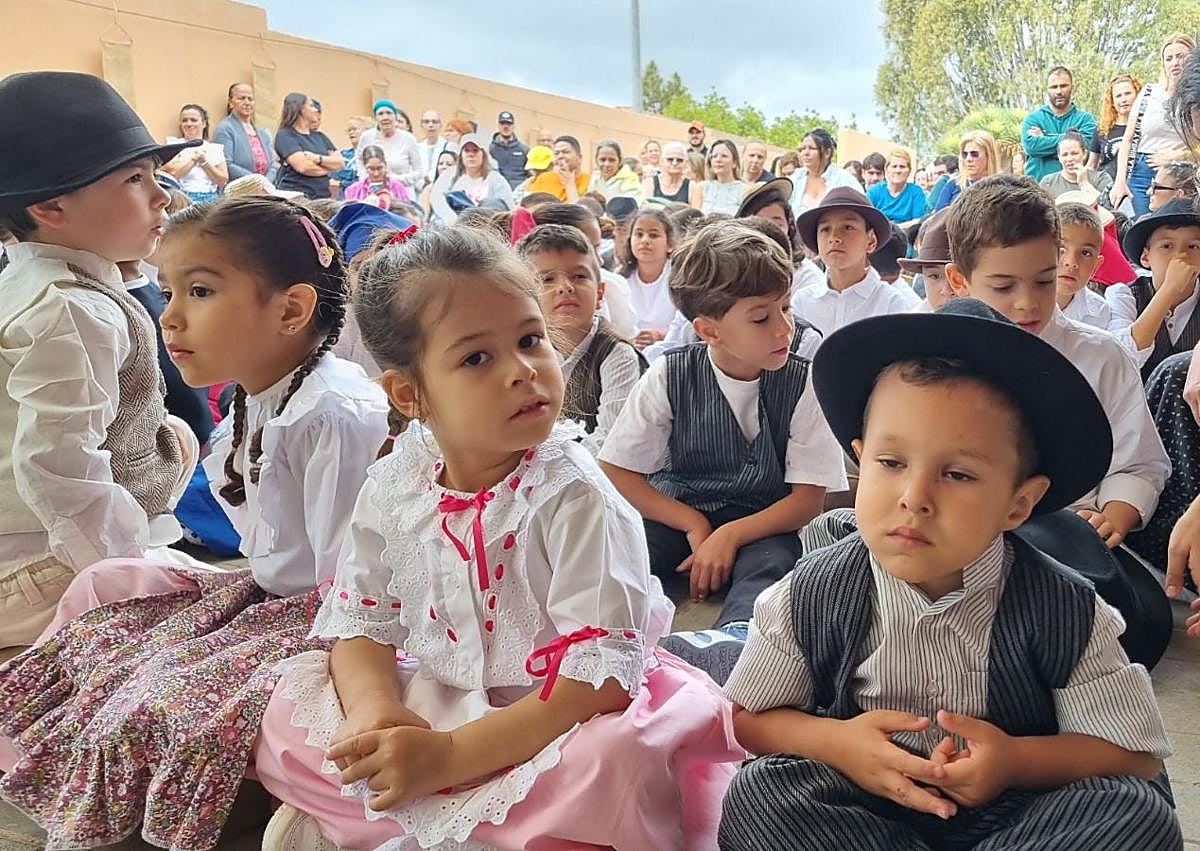 Imagen secundaria 1 - El CEIP Los Giles Celebra el Día de Canarias con Arte, Música y Tradiciones