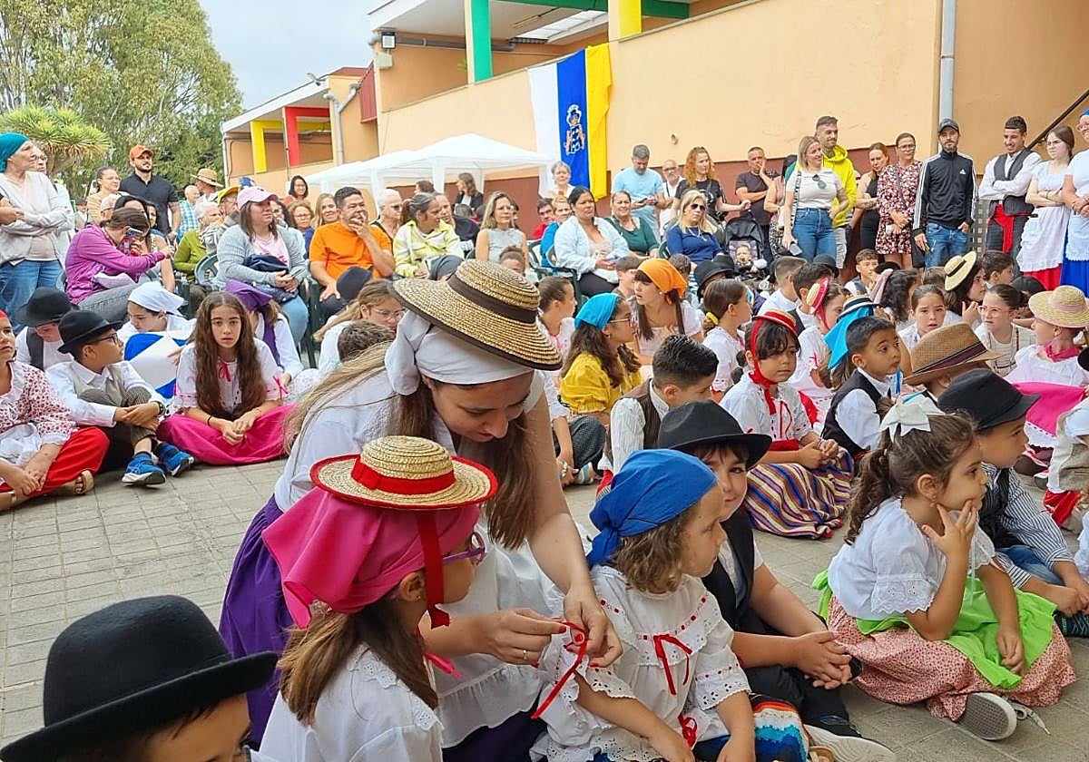El CEIP Los Giles Celebra el Día de Canarias con Arte, Música y Tradiciones