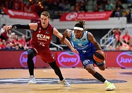 Ludde Hakanson -izquierda- intenta defender a Andrew Albicy en el duelo de esta temporada entre el UCAM Murcia y el Dreamland Gran Canaria en Murcia.