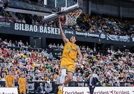 AJ Slaughter deja la bandeja en el encuentro entre el Bilbao Basket y el Gran Canaria.