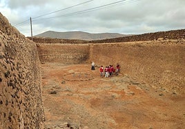 Buscando el tesoro en el aljibe de las Cruces, en La Oliva.