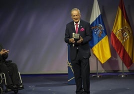Imagen de Basilio Valladares recogiendo su premio en el Teatro Pérez Galdós.