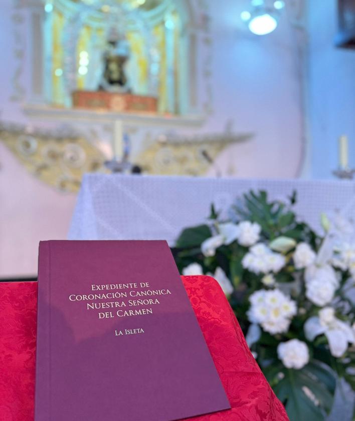 Imagen secundaria 2 - Procesión del centenario, equipo de trabajo del expediente y el documento ante la Virgen del Carmen.