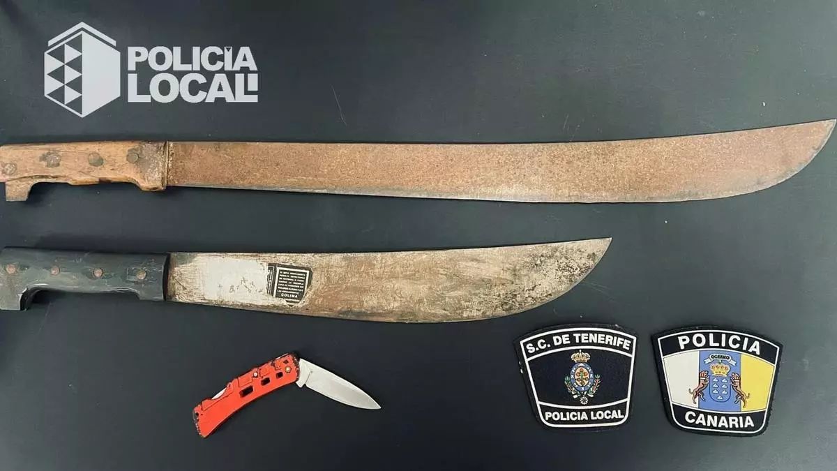 Pánico en un bar en Santa Cruz de Tenerife: un hombre amenaza a los clientes con dos machetes