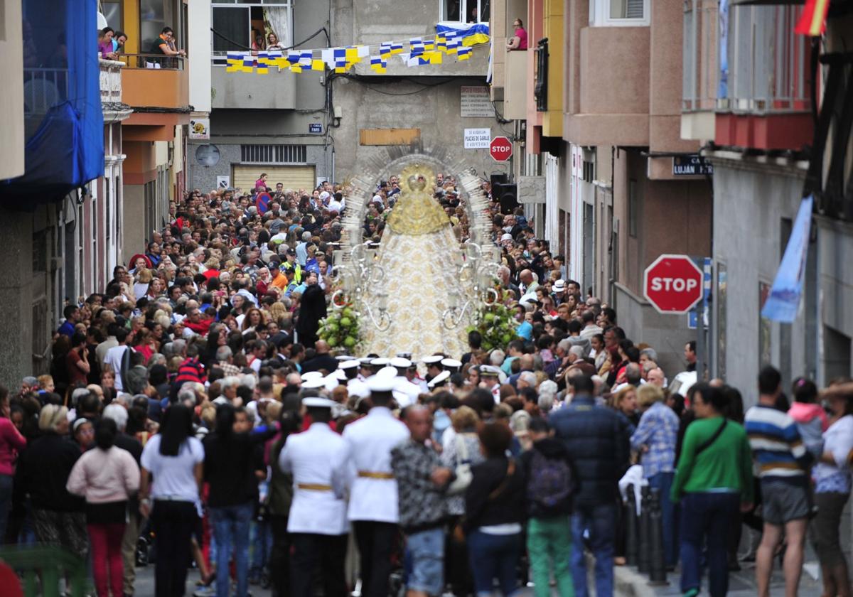 Imagen principal - Procesión del centenario, equipo de trabajo del expediente y el documento ante la Virgen del Carmen.
