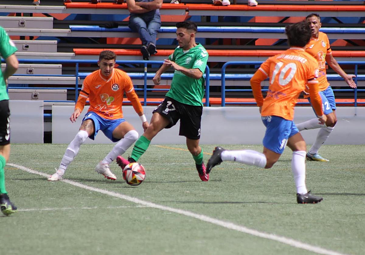 Pugna por el balón en el partido de ida en fase regular, disputado en La Vega.