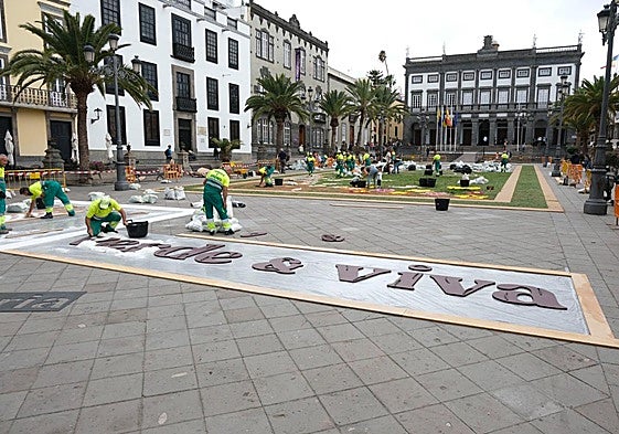 La Plaza de Santa Ana comienza a jalonarse con los colores de las genuinas alfombras del Corpus Christi