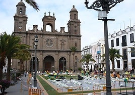 Imagen de los preparativos del Corpus en el casco antiguo de la capital grancanaria.