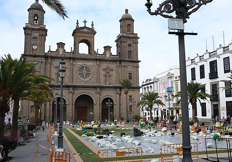 Imagen de los preparativos del Corpus en el casco antiguo de la capital grancanaria.