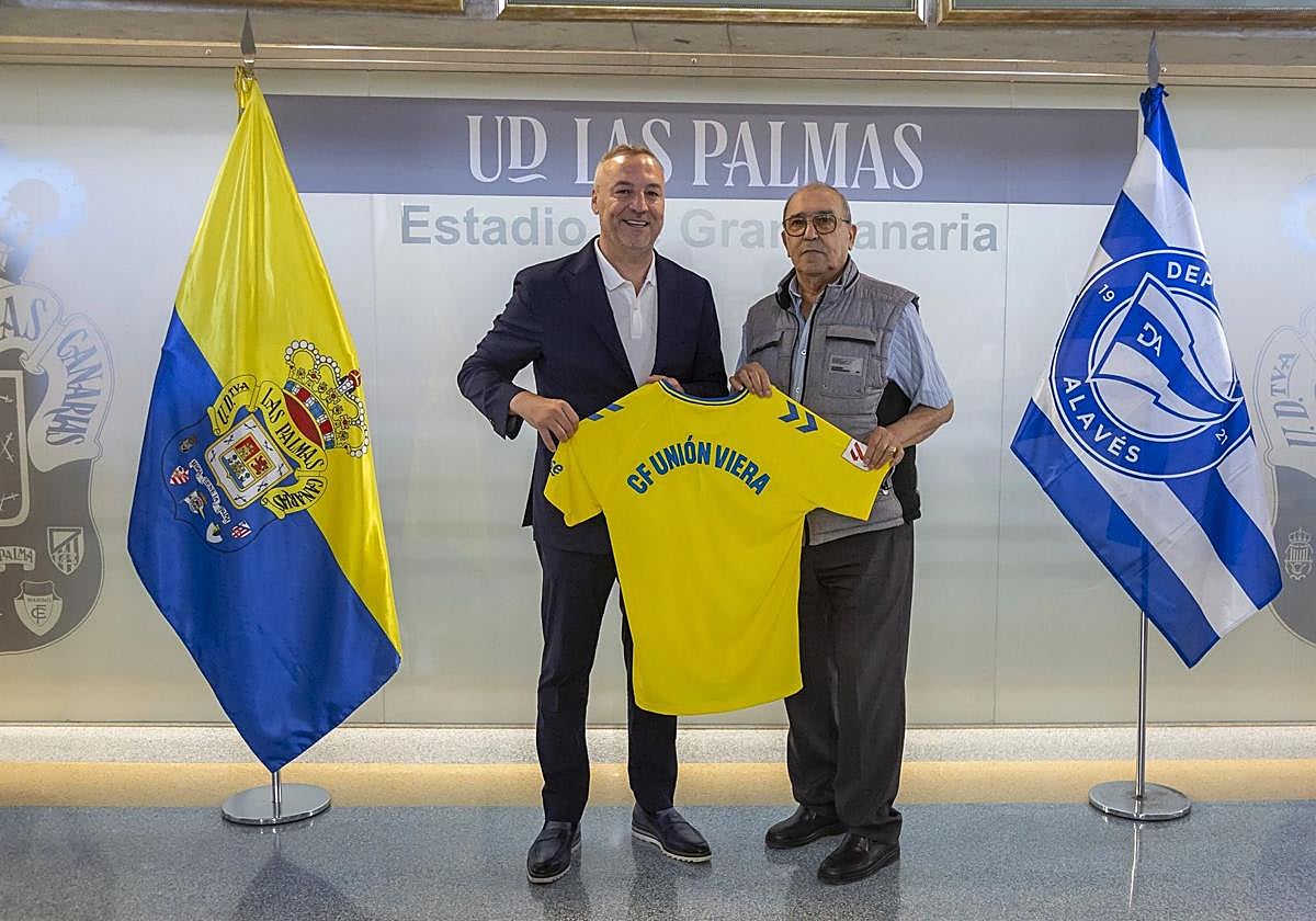 Imagen de los dos presidentes, Miguel Ángel Ramírez y Juan Francisco Ramos, en la entrega de la camiseta conmemorativa para la entidad de Schamann.