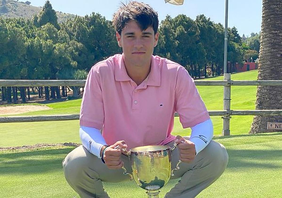 Alejandro de Castro luce su trofeo.