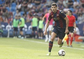 Álex Muñoz conduce la pelota con el Levante.