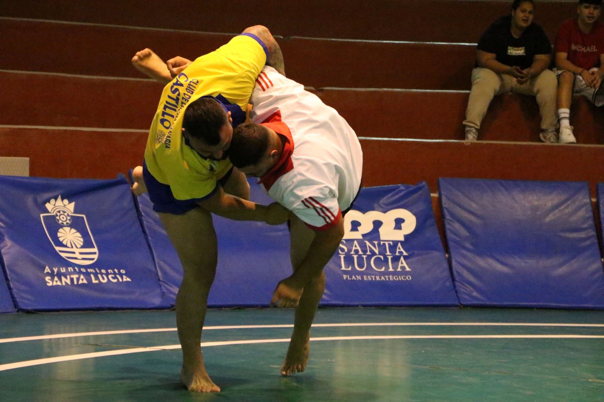 Las caderas de Juanmi Cruz llevaron al tatami al nuevo DC visitante, Cerezuela.