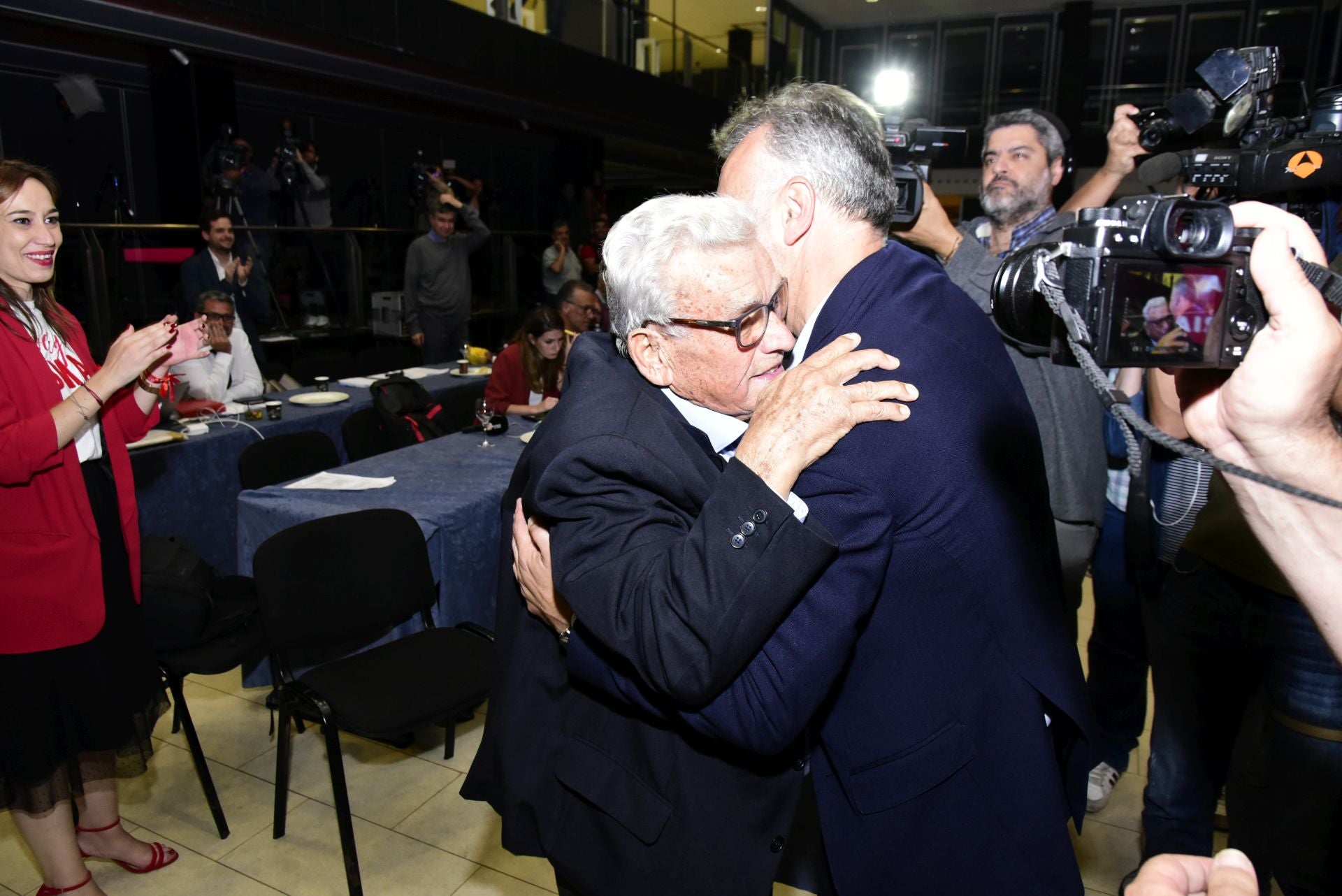 El álbum de Ángel Víctor Torres, con su padre, en la investidura