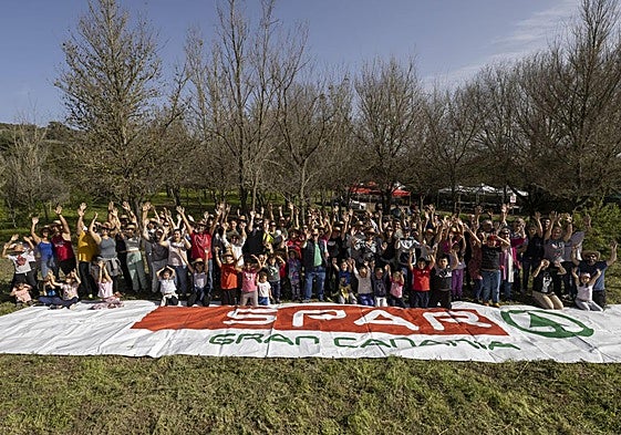 Personal de SPAR Gran Canaria junto a sus familias durante la celebración de la última jornada de reforestación.