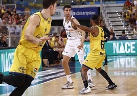 Alocén es defendido por Albicy en el duelo entre el Granca y el Real Madrid en el Arena.