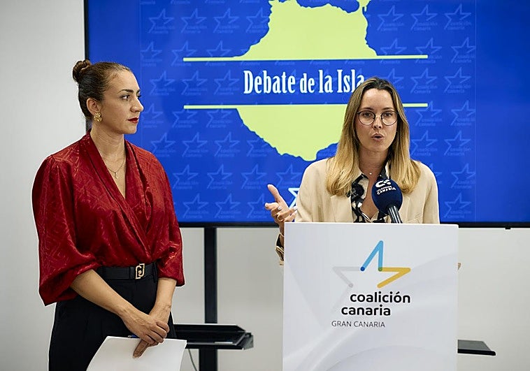 María Fernández (derecha) y Vidina Cabrera haciendo balance del gobierno del Cabildo.