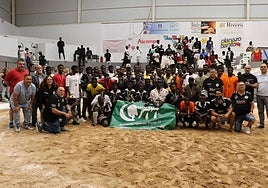 Foto de familia de todos los participantes con las autoridades presentes.