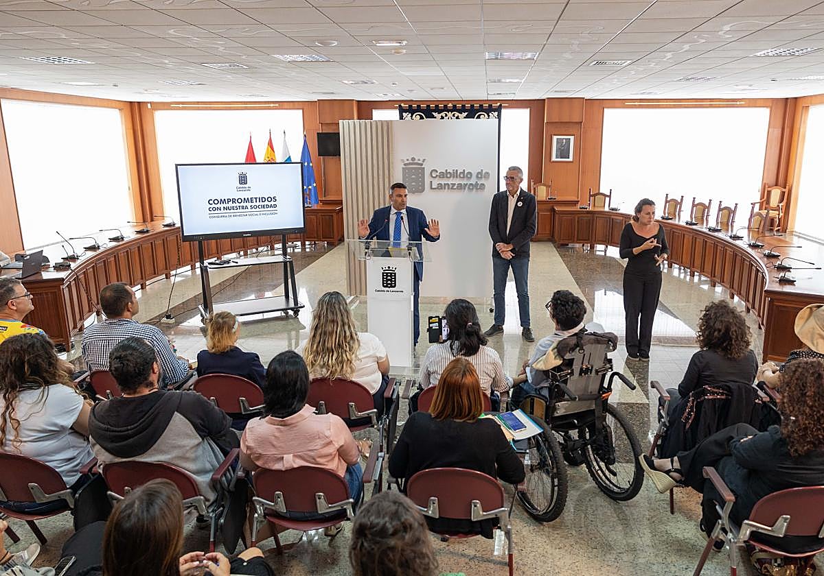 Presidente y consejero de Bienestar Social con delegados del tercer sector.