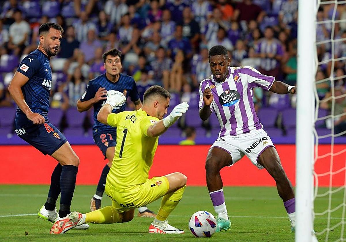 Iván Cedric remata a gol en el encuentro de la primera jornada frente al Sporting.