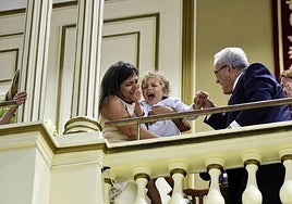Ángel Víctor Torres y su padre, en una escena familiar.