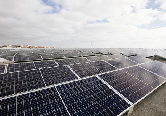 Instalación fotovoltaica localizada en el centro logístico de HiperDino en Telde (Gran Canaria)