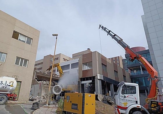 Demolición del edificio de servicios hospitalarios donde se prevé levantar la futura torre infantil.