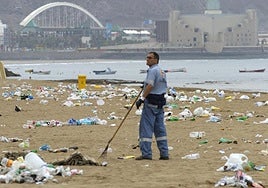 Imagen de archivo de la limpieza de Las Canteras tras la celebración de la noche de San Juan.