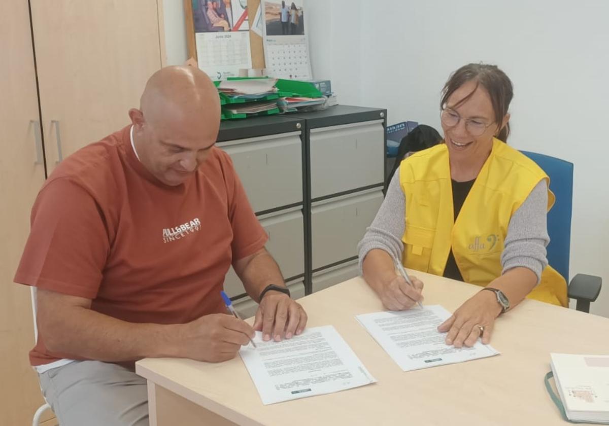 El consejero Víctor Alonso y la presidenta de AFFA, Teresa Cabrera, firman el convenio.