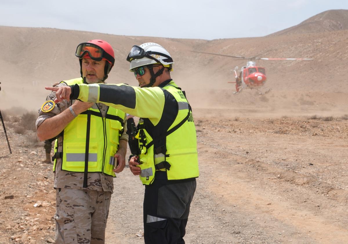 Fran Torres, responsable de Protección Civil y Bomberos del Cabildo de Fuerteventura, durante el simulacro de este jueves en el barranco de Río Cabras, al sur de Tefía.