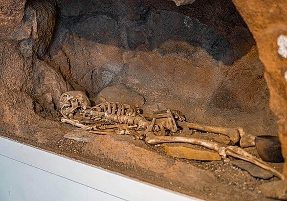 Vitrina del Museo Arqueológico de Fuerteventura que reproduce uno de los enterramientos de la cultura anterior a la conquista normanda.