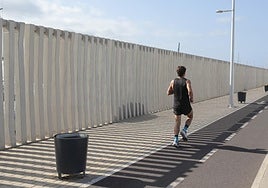 Vista de un lateral del muelle de Naos.