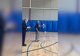 Imagen de Clavijo antes de lanzar a canasta.