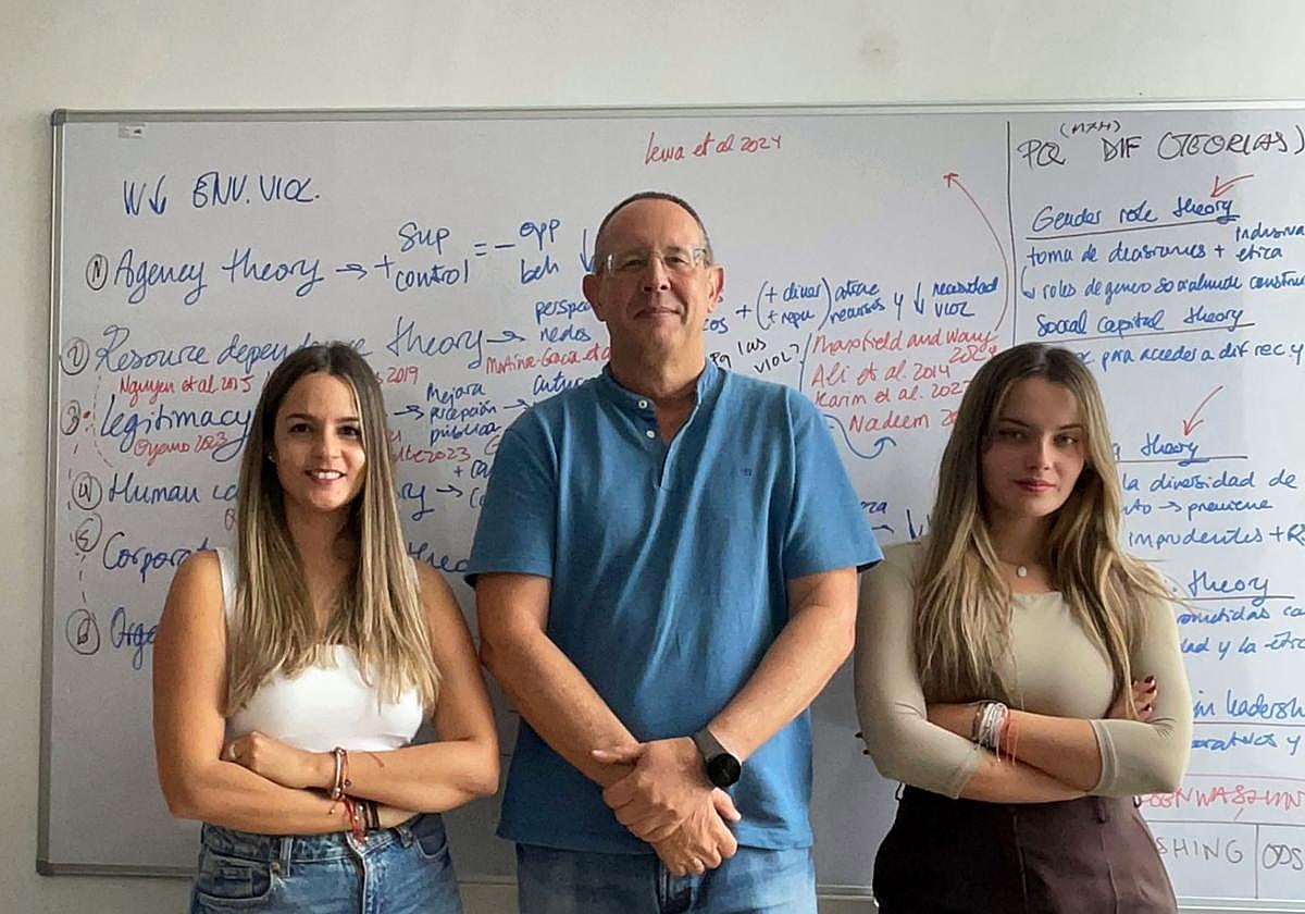 De izquierda a derecha, Devora Peña, Domingo Javier Santana y Gema C. Fleitas.