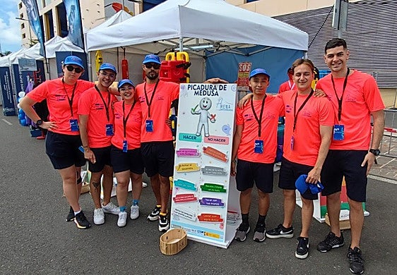 Alumnos del Programa de Formación en Alternancia con el Empleo Arena, que se forman en labores de socorrismo acuático.