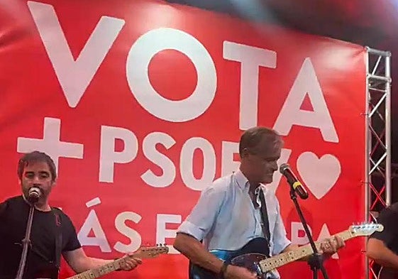Juan Fernando López Aguilar, con la guitarra en acción en el cierre de campaña del PSOE en La Laguna.