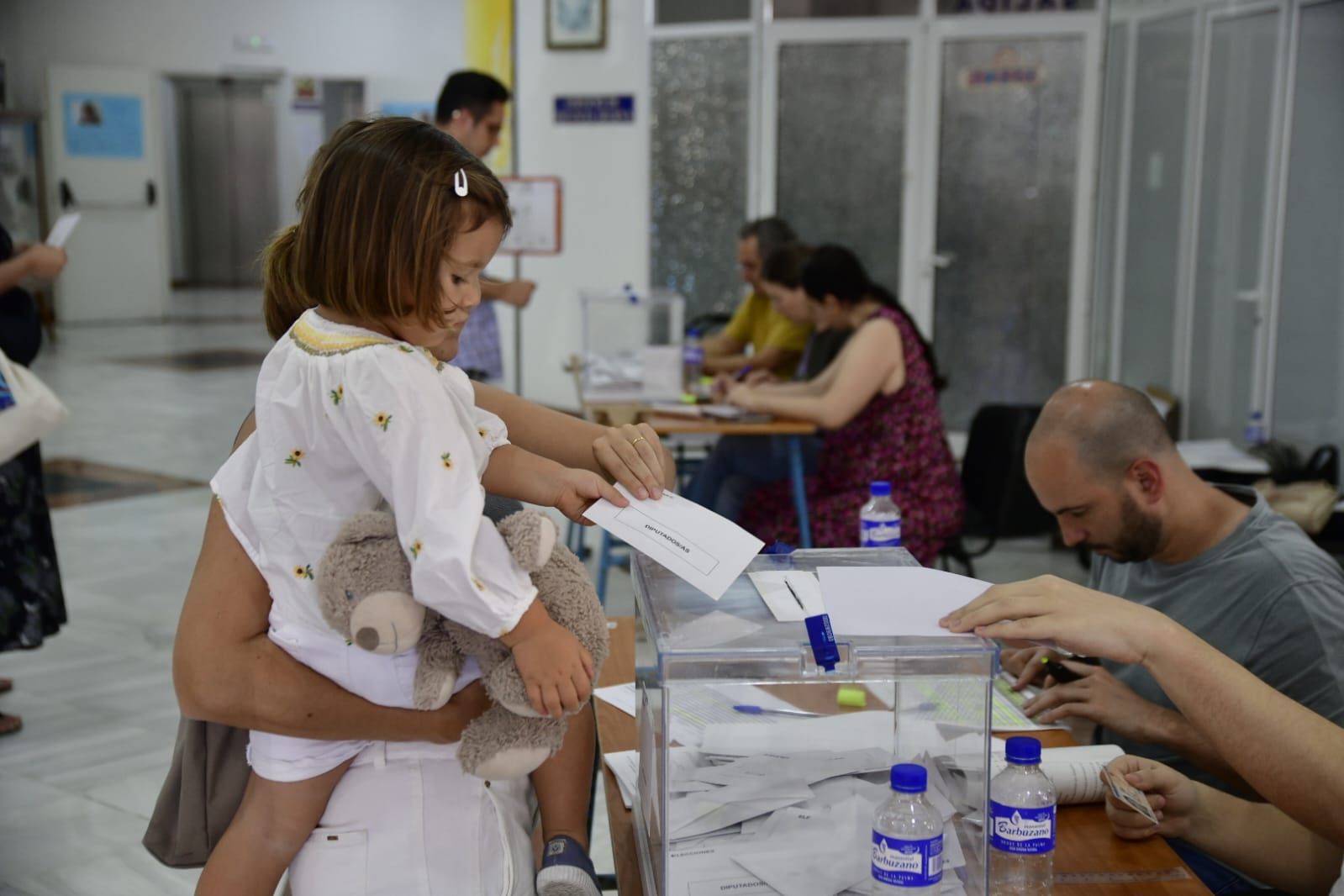 Canarias decide en las urnas su futuro en Europa