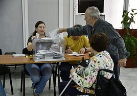 Unos ciudadanos ejercen su voto en el centro de día de La Isleta.